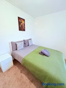 LUXURY 3 BED FLAT for 8 people close to Chelsea Stadium 5 min from the main station - Image 4