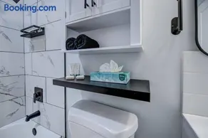 Modern Home-Downtown-3 Bedroom- King Bed - Image 5