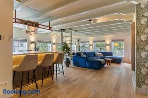 Luxury Harbour Apartment with Sauna and Jacuzzi - Image 2