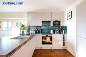 2BR Apartment with Balcony on Brighton Marina - Image 2