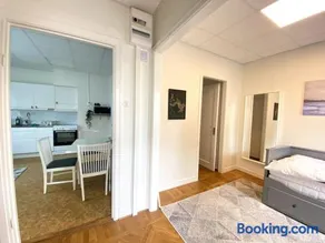 central apartment with free parking - Image 4