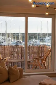 Stunning modern space with harbour views & free parking - Image 5