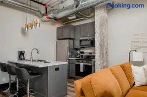Modern City View 1BR Apartment with Office - free parking - Image 2