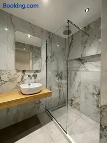 George Deluxe Apartments - Image 2
