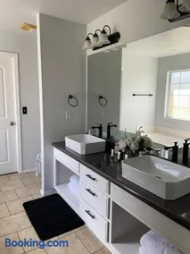 Spacious 3BR Home Fast Wifi 7 min From Downtown - Image 3