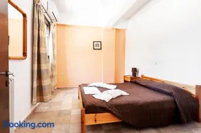 #13 One Bedroom Apartment With Kitchenette - Image 2