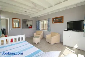Beachfront 6 25 Willow Street - Image 3