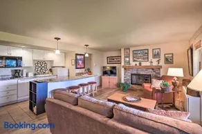 Bend Condo w/ Deck, Resort-Style Amenities & Views - Image 1