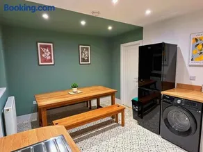 Darfield 4 Bedrooms Home 6 Beds 2 Showers Driveway Parking For Business Stays - Image 2