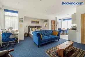 Comfy, Peaceful Flat, Free Off Street Parking! - Image 3