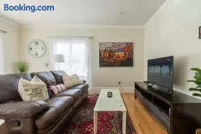 Oak Manor - Chic & Stylish 2BR Apartment Retreat - Image 2