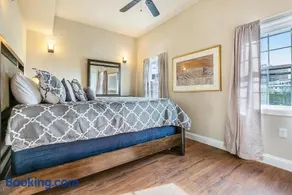 Brand New 5BD Geräumige Eigentumswohnung in Nola - Image 1