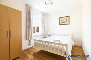 Holiday House Close to Heathrow - Image 2