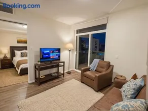 Modern Luxury Apartments in the Heart of Los Angeles - Image 2