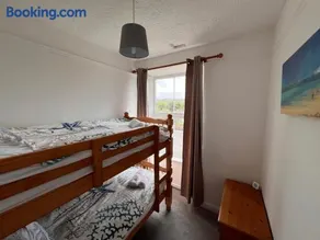 Pet friendly Sleeps 6 with Garden and Parking - Image 3