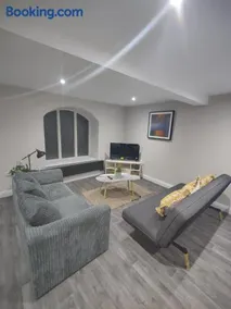 Modern 2-Bed Ground Floor Flat Near A11 & Forest - Image 2