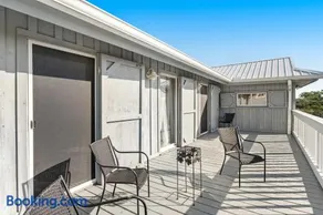 Newly renovated bright & chic Home with private deck grill & near the beach - Image 5