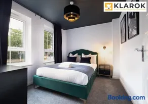 Four Bedroom Semi Detached House By Klarok Accommodation Peterborough With Free Parking & Garden - Image 2