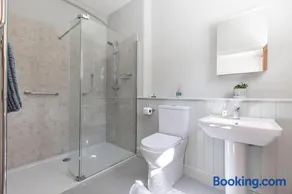 Stylish Coach House Retreat - Image 3
