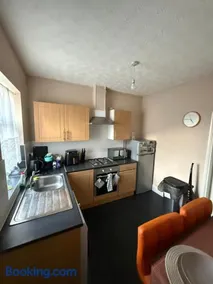 Cosy Room Near Train & Hospital - Image 4