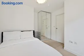 London Dockside Apartment - Image 2