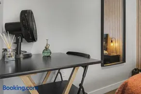 Central Cardiff 3BR Apartment Sleeps 8 2 Bathrooms Private Parking Fast Wi-Fi - Image 2