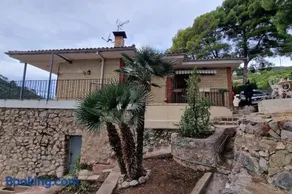 casa y piscina en un parque natural - Image 1