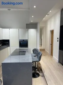 3 Bedroom Ground Floor Flat in Period Property - Image 5