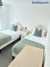 Guisborough 3-Bed, with parking, Walk to Pubs, Shops & Trails - Image 4