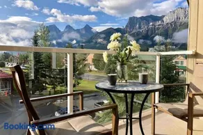 Parkland301 Sunlit 2,000 ft² Penthouse with Mtn View - Image 1