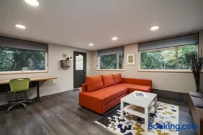 #StayInMyDistrict Multnomah Village Modern Retreat - Image 1