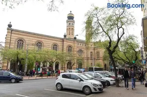 Luxury 2BR Apt by the Synagogue - Image 2