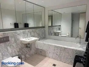 Executive 2B2B Luxury Apartment Barton- 7-10 min walk to PH, M-Oval & Lake BG - Image 2