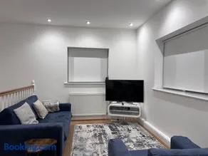 Beautiful 1 BED Serviced APARTMENT COBHAM Town Centre - Image 3