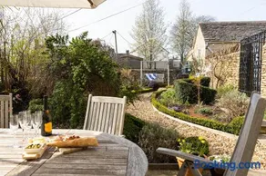 Little Maunditts Cottage - quiet location in charming Cotswold village - Image 2