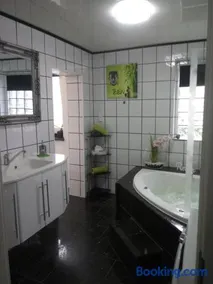 FeWo Blaue Oase, Netflix, Massagesessel, Whirlpool Badewanne - Image 4