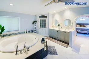 The Creek Resort Revamped Chic 4BR Haven with Pool - Image 4