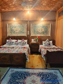 Honolulu Group Of Houseboats - Image 3