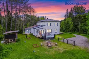 Domaine d'exception, spacieux chalet pour grande famille ou entre amis - SPA 10 places, foyer ext, bord de rivière, plage privée et plus - Image 2