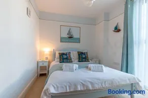 Coastal Garden Apartment with Sea Views By Adliv - Image 2