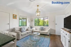 Mountain Views- SO close to restaurants & shopping, pet friendly - Image 3