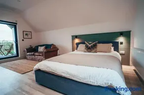 The Loft Studio apartment - above detached new build garage - Image 3