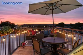 Sky Deck Lounge With Views - Image 3