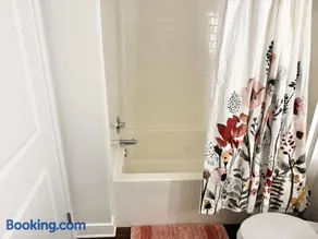 242 Charming, Peaceful Apartment Retreat in Griffith - Image 3