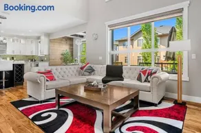 Luxury 3BR Home Chestermere Retreat with Parking - Image 1