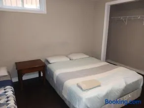 Budget Stay In Heart of Waterloo-Free Wifi-Parking - Image 5