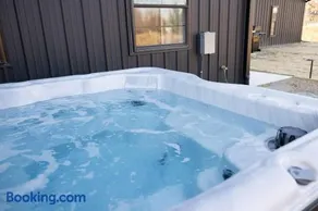 NEW Luxe Stay w Hot Tub Fire Pavilion Nr Lake MI - Image 1