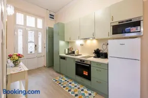 Deluxe Home in Art Nouveau House- with GARAGE - Image 3