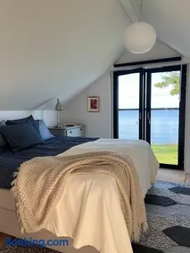Stylish lake view house - Image 2