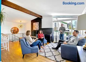 Rainier Beach 6BR and 3BA Spacious Lake View Home, 15min FIFA World Cup Ready, Fireplaces & Nearby Amenities - Image 1